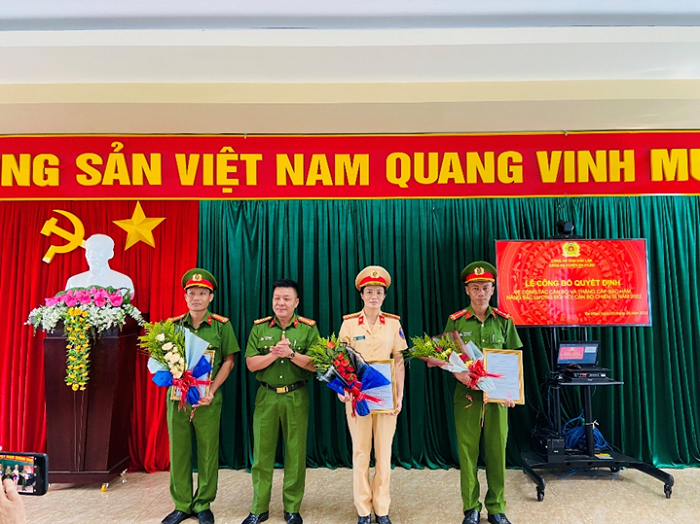 Công an huyện tổ chức Lễ công bố Quyết định của Giám đốc Công an tỉnh về công tác cán bộ và thăng cấp bậc hàm, nâng bậc lương năm 2022